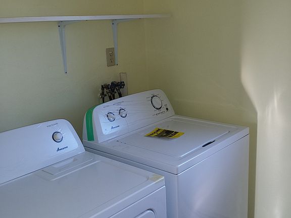 Powder / Laundry Room - 9.5' x 5.5'