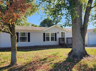 8897 E Meadows Rd, Dix, IL 62830