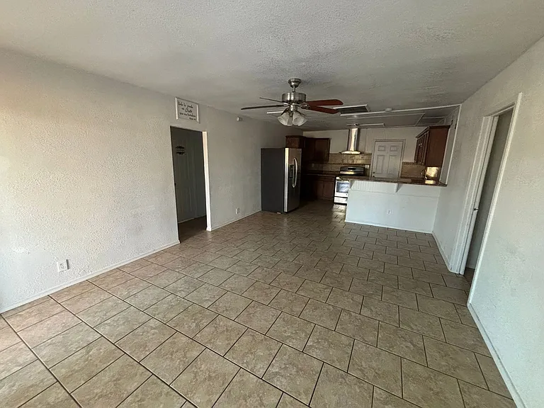 874 S Palm Ave — Photo 2