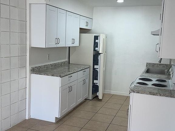 5th image of 2028 W Cactus Rd APT B