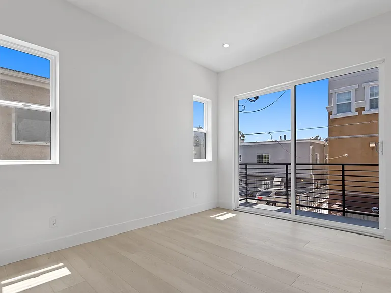 1815 Barry Ave — Photo 37