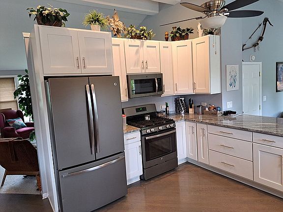 3rd image of 300 E Blackhawk Dr