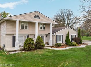 6240 Wynford Dr, West Bloomfield, MI 48322