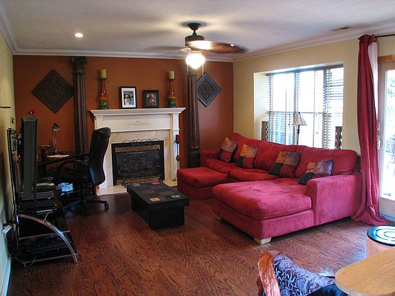 Cozy den w fireplace