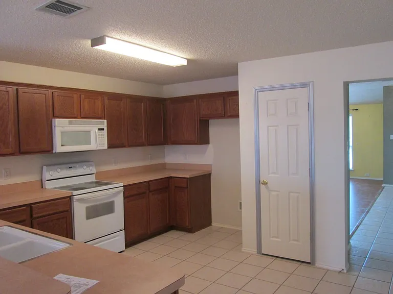 9102 Gaspard Ct — Photo 6