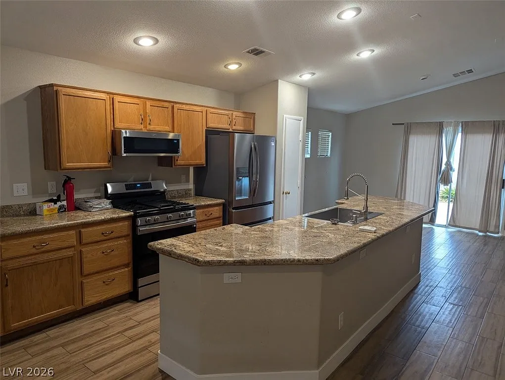 3 bed, 2.0 bath, 1637 sqft, $2,350 — Photo 2