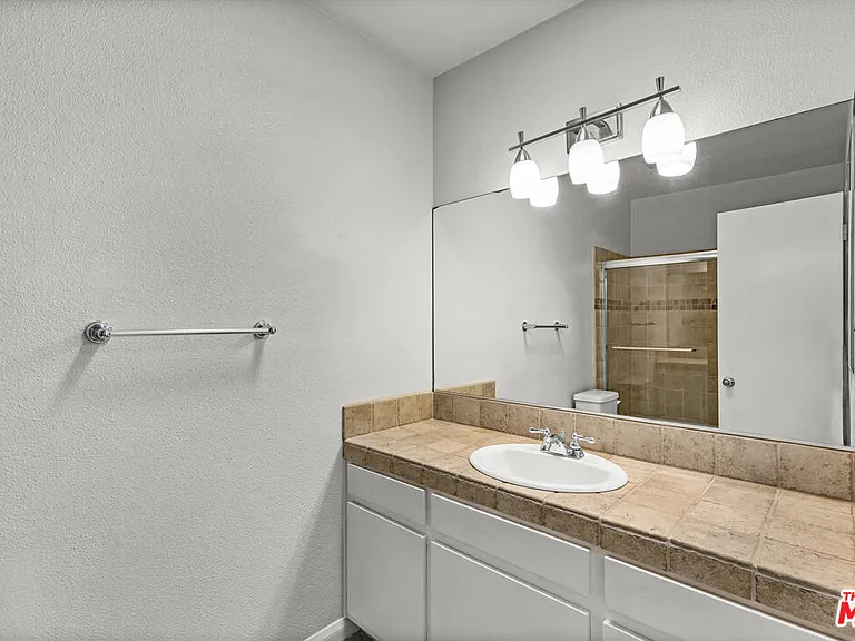 1342 Harvard St #204 — Photo 14