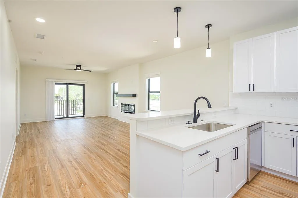 2 bed, 2.0 bath, 1162 sqft, $2,100 — Photo 2