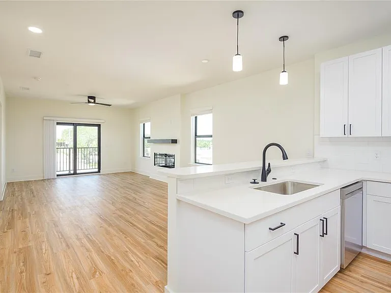 419 SE 1st Ave #102 — Photo 2