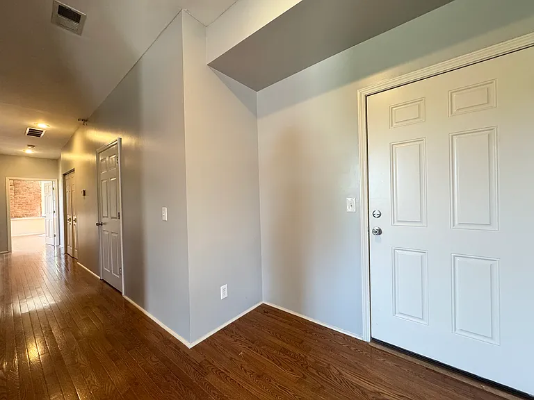 503 1/2 N 6th St #1 — Photo 9