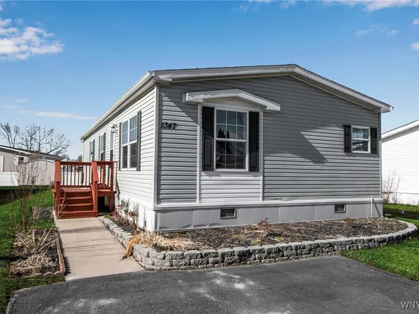 1347 Fernwood Dr, Lockport, NY 14094