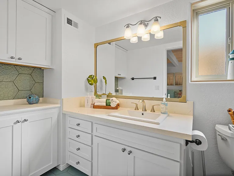 300 Rossmore Dr — Photo 14
