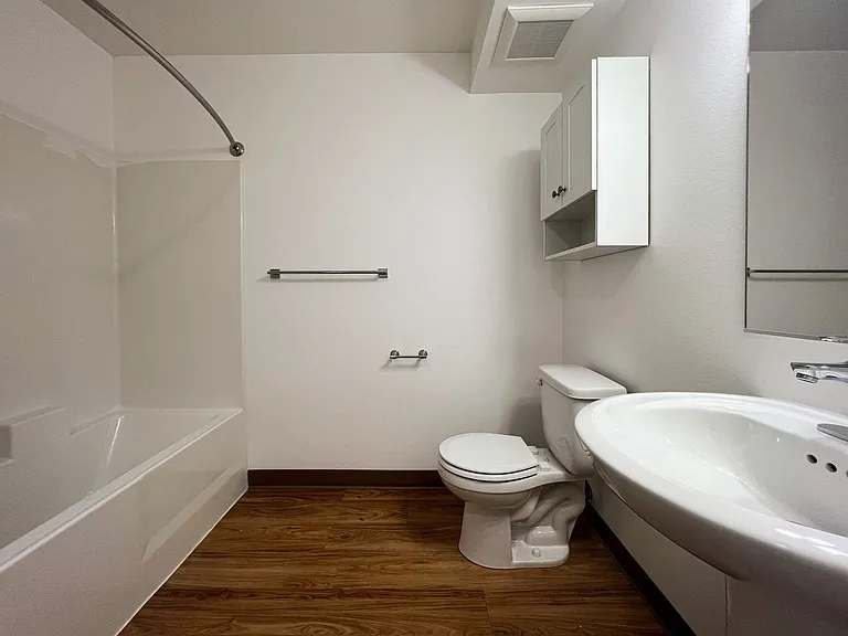 Leeward Apartments — Photo 24