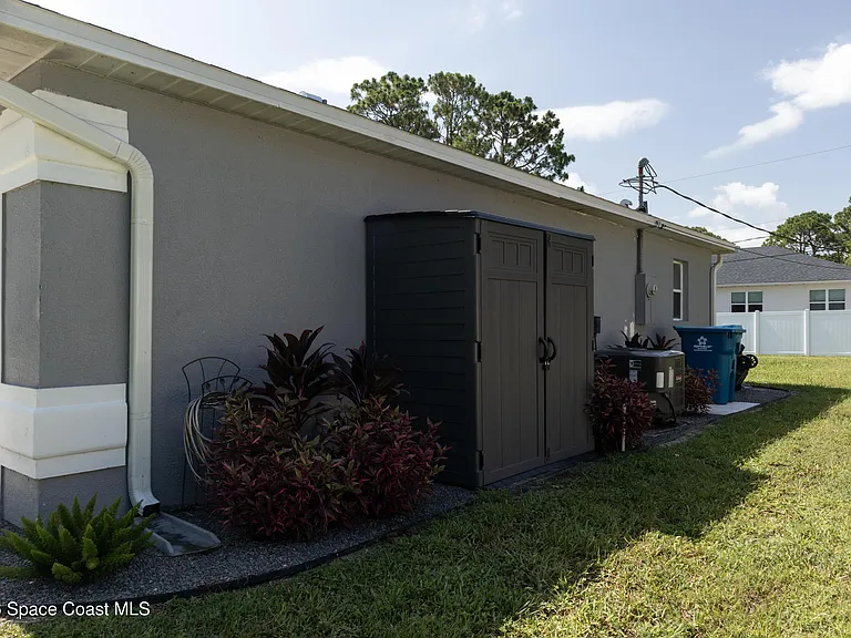 1572 Holbrook Rd NW — Photo 4