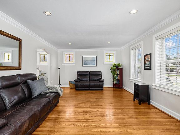 3rd image of 1048 N Woodlawn Ave