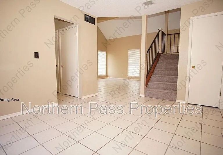 637 Woodcrest Ln — Photo 5