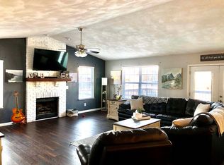208 Jan Dr, Smithton, IL 62285