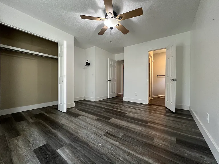 323 E Berkeley St — Photo 10