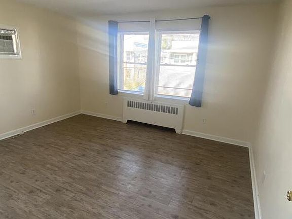 3rd image of 825 Harrington Ave APT 6