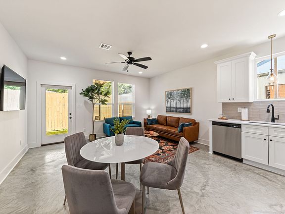 4th image of 406 Highland Oaks Ln