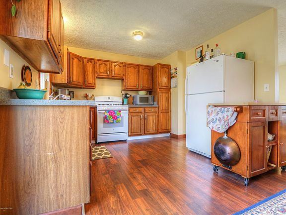 3rd image of 9261 Highland View Dr