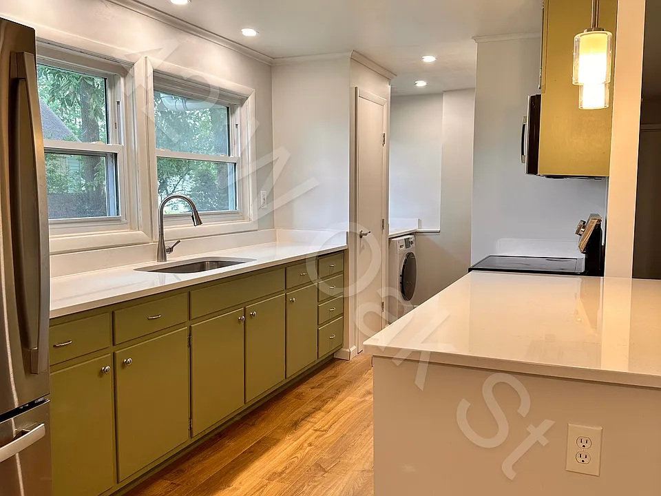 42 W Oak St