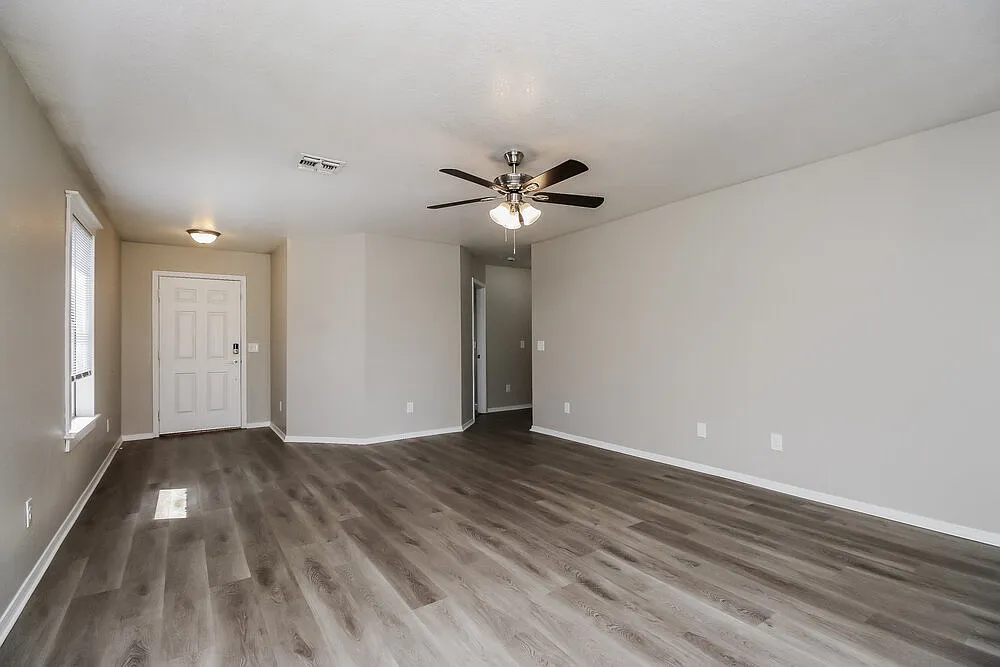 3 bed, 2.0 bath, 1400 sqft, $2,120 — Photo 3