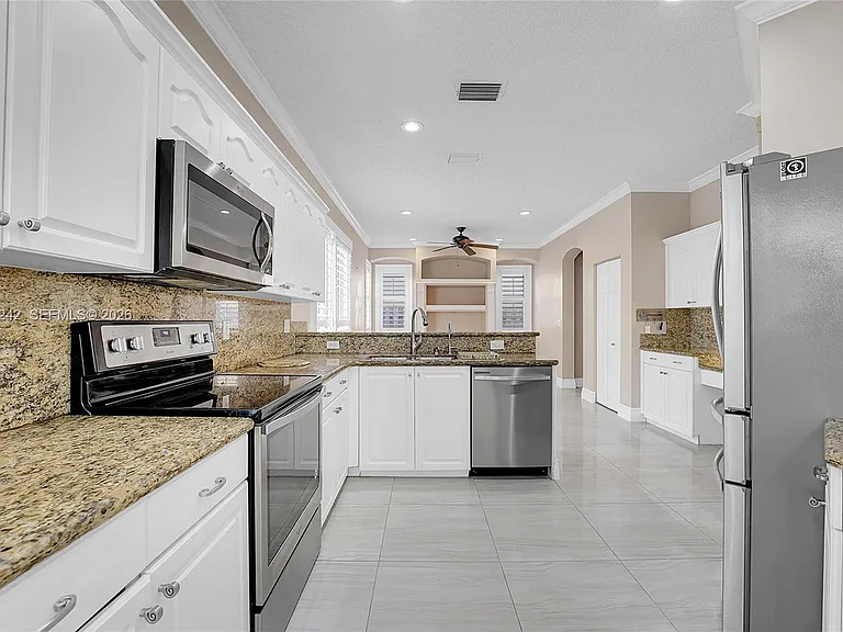 1905 Capeside Cir — Photo 10