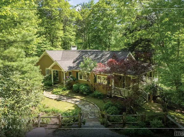 209 Cardinal Drive East, Lake Toxaway, NC 28747
