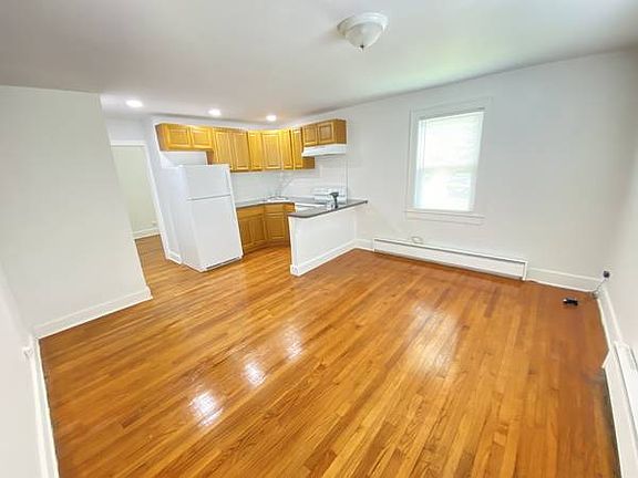2nd image of 100 Lincoln Pl APT 4