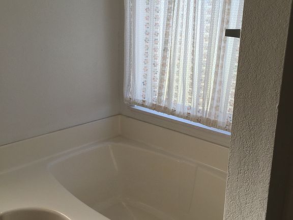 5th image of 109 SE Cedar Bend Dr
