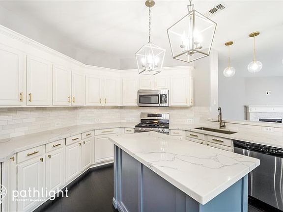 5th image of 710 Crested Cove Dr