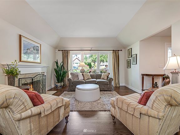 Notice the roll of windows and the window by the entrance. All let in all the natural light!