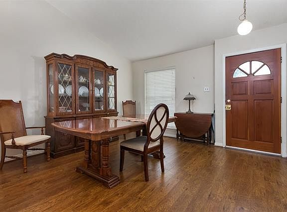 3rd image of 2302 Greenwood Cir