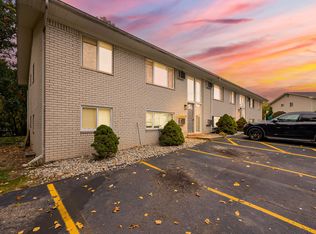221 Summit Ridge Dr, White Lake, MI 48386