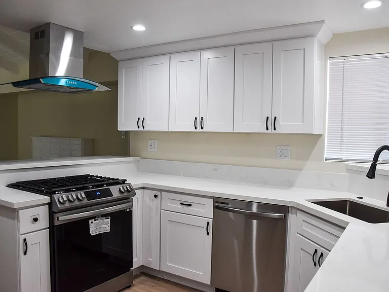 2318 E Coolidge Ave — Photo 2