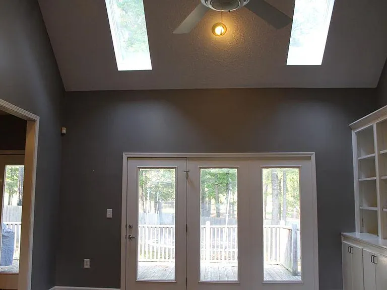 325 Pinewood Ln — Photo 4