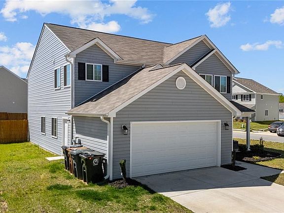3rd image of 718 Torbay Dr