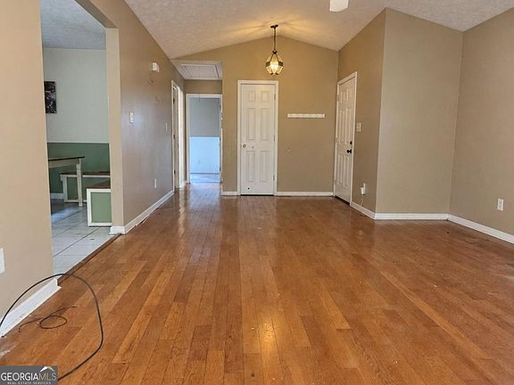 3rd image of 127 Woodridge Cir