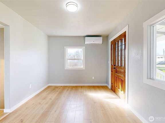 3rd image of 255 College Street