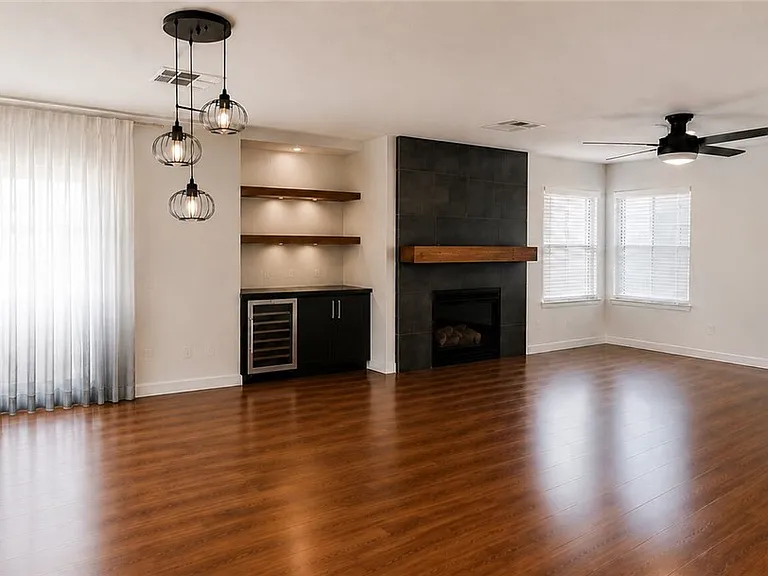 1830 Box Springs Ave — Photo 4