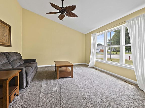 4th image of 1101 Foxglove Ln