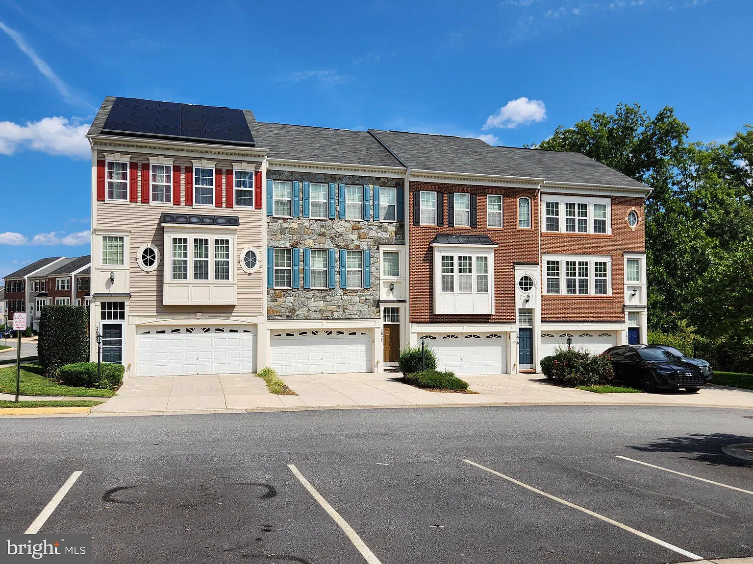 3 bed, 3.5 bath, 2403 sqft, $3,100 — Photo 3