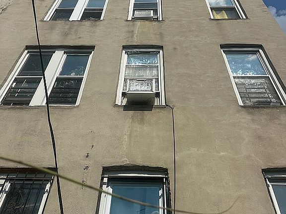 3rd image of 140 E 52nd St
