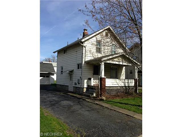 1620 Larchmont Ave NE photo 1