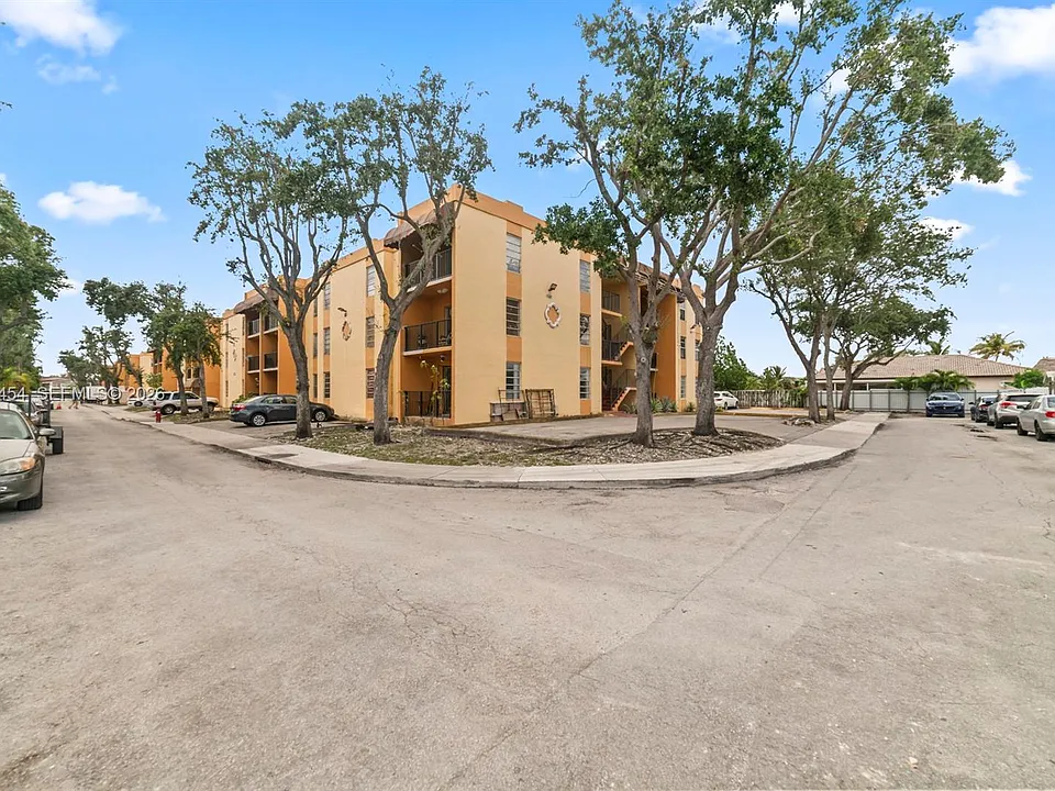 525 W 69th St #306