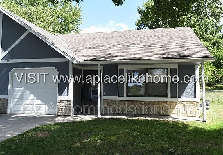 119 SE Greystone Dr — Photo 1
