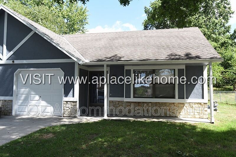 1st image of 119 SE Greystone Dr