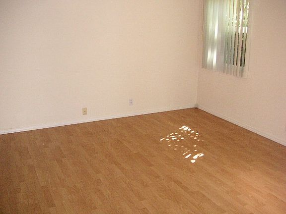 5th image of 3303 W Alameda Ave