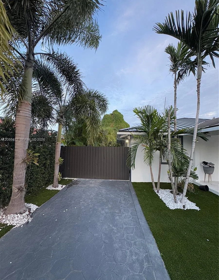 Tropical Estates — Photo 1